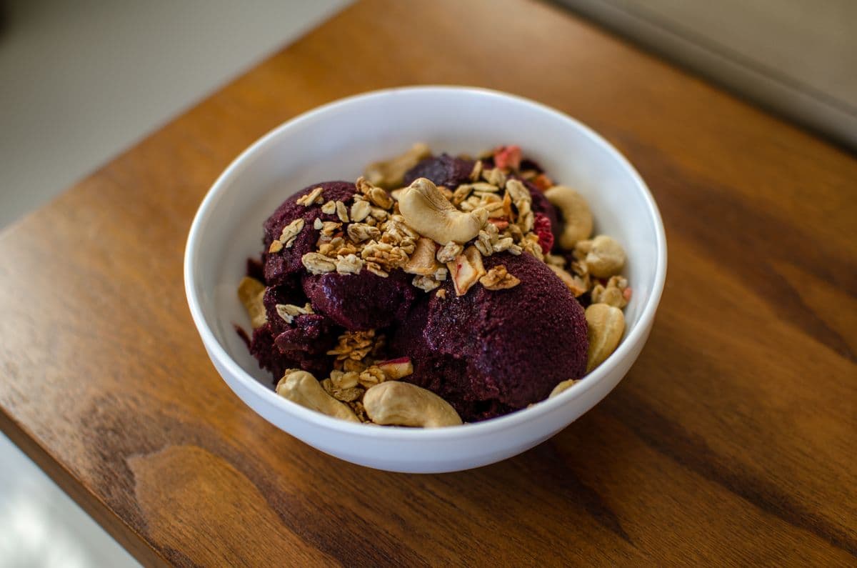 Bol de açaí con granola y cacahuete
