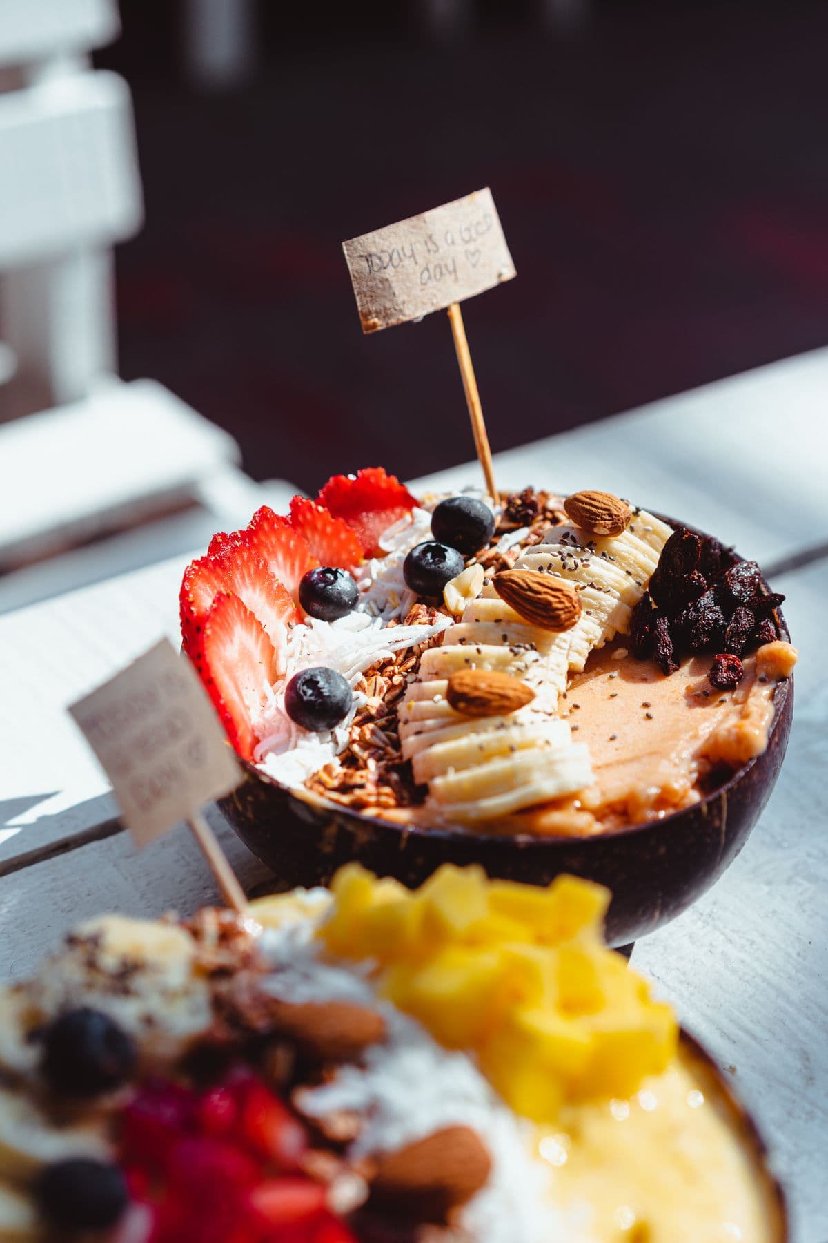 Bol de açaí con coco laminado y mango