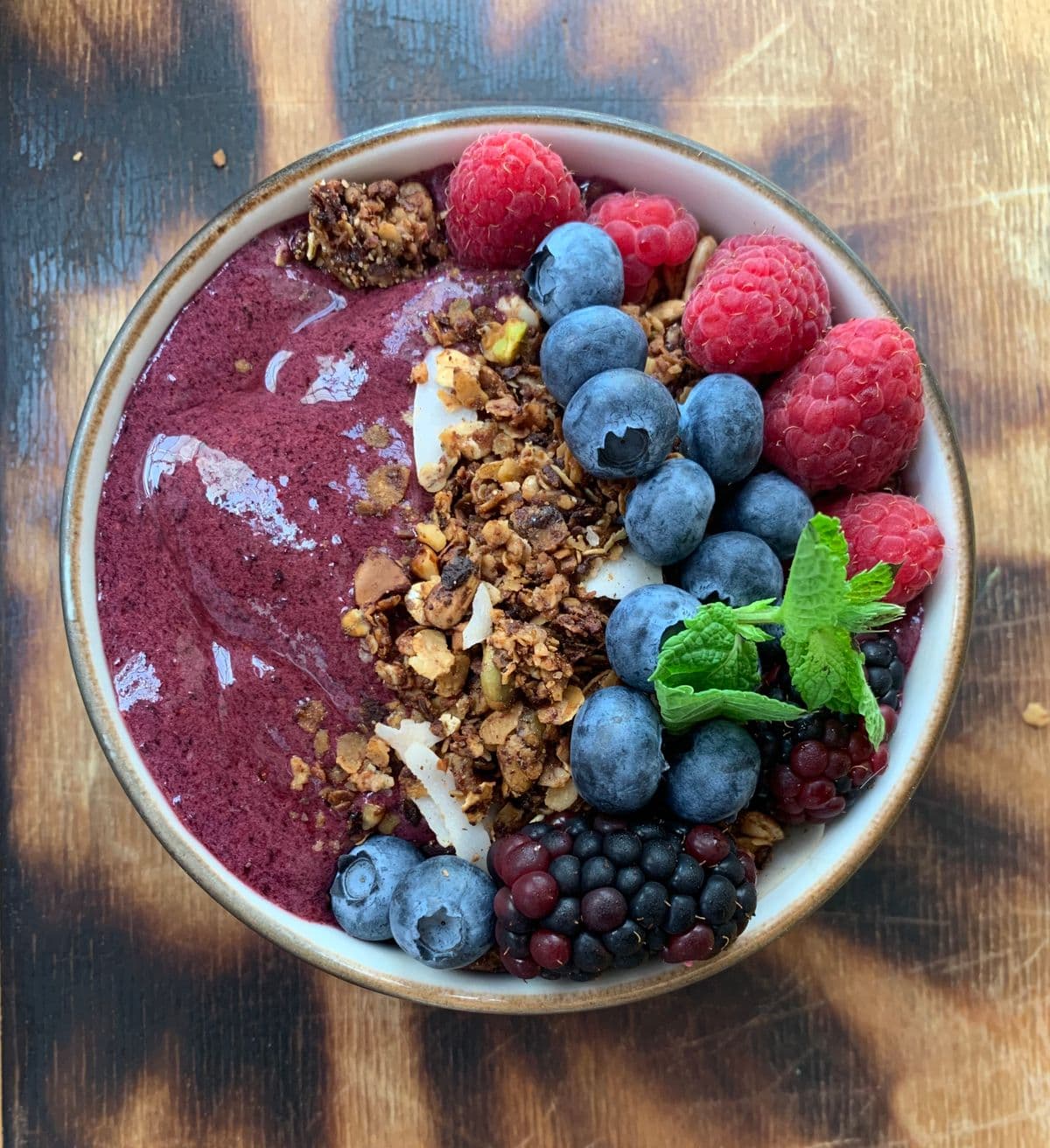 Bol de açaí con arándano, frambuesa y mora
