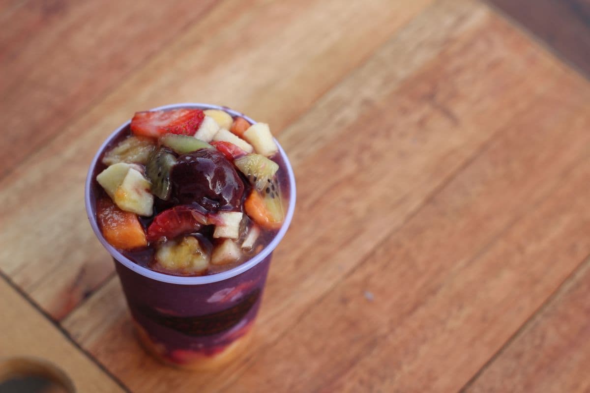 Vaso de açaí para llevar con plátano y fresa